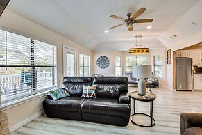 300 Feet to Lake Texoma: Modern Home w/ Deck!