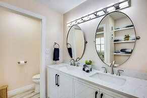 300 Feet to Lake Texoma: Modern Home w/ Deck!