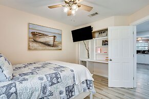 300 Feet to Lake Texoma: Modern Home w/ Deck!