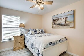 300 Feet to Lake Texoma: Modern Home w/ Deck!