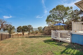 300 Feet to Lake Texoma: Modern Home w/ Deck!