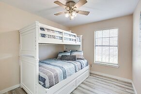 300 Feet to Lake Texoma: Modern Home w/ Deck!