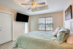 300 Feet to Lake Texoma: Modern Home w/ Deck!