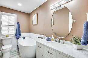 300 Feet to Lake Texoma: Modern Home w/ Deck!