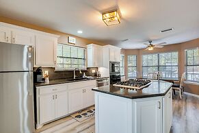 300 Feet to Lake Texoma: Modern Home w/ Deck!