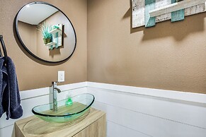 300 Feet to Lake Texoma: Modern Home w/ Deck!