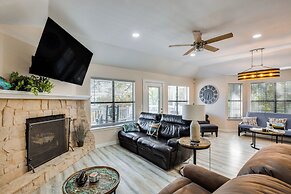 300 Feet to Lake Texoma: Modern Home w/ Deck!