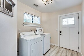 300 Feet to Lake Texoma: Modern Home w/ Deck!