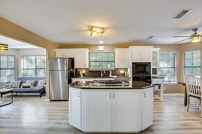 300 Feet to Lake Texoma: Modern Home w/ Deck!