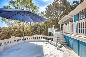 300 Feet to Lake Texoma: Modern Home w/ Deck!