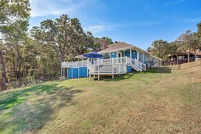 300 Feet to Lake Texoma: Modern Home w/ Deck!