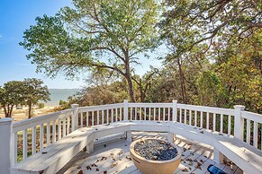 300 Feet to Lake Texoma: Modern Home w/ Deck!