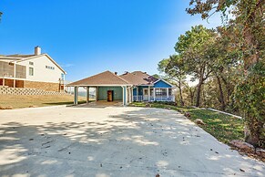 300 Feet to Lake Texoma: Modern Home w/ Deck!