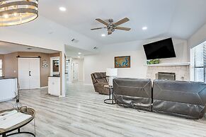 300 Feet to Lake Texoma: Modern Home w/ Deck!