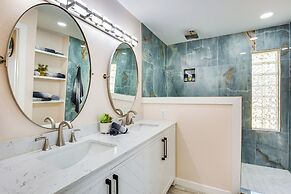 300 Feet to Lake Texoma: Modern Home w/ Deck!