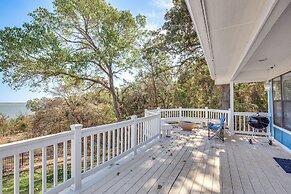 300 Feet to Lake Texoma: Modern Home w/ Deck!