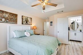 300 Feet to Lake Texoma: Modern Home w/ Deck!