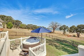 300 Feet to Lake Texoma: Modern Home w/ Deck!