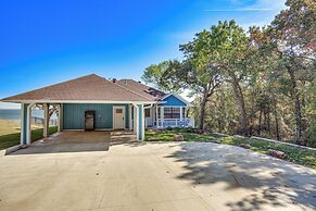 300 Feet to Lake Texoma: Modern Home w/ Deck!