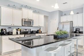 Upstair Loft Premium Home With Pool, Spa & Games! 5 Bedroom Condo