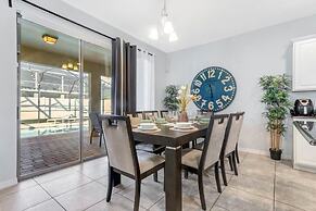 Upstair Loft Premium Home With Pool, Spa & Games! 5 Bedroom Condo