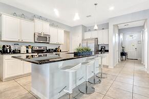 Upstair Loft Premium Home With Pool, Spa & Games! 5 Bedroom Condo