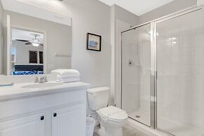 Upstair Loft Premium Home With Pool, Spa & Games! 5 Bedroom Condo