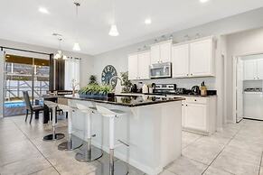 Upstair Loft Premium Home With Pool, Spa & Games! 5 Bedroom Condo