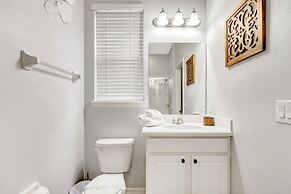 Upstair Loft Premium Home With Pool, Spa & Games! 5 Bedroom Condo