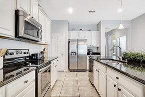 Upstair Loft Premium Home With Pool, Spa & Games! 5 Bedroom Condo