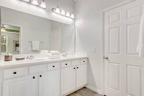 Upstair Loft Premium Home With Pool, Spa & Games! 5 Bedroom Condo