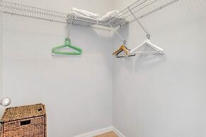 Upstair Loft Premium Home With Pool, Spa & Games! 5 Bedroom Condo