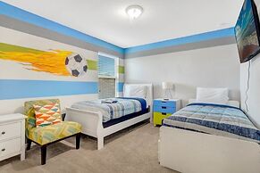 Upstair Loft Premium Home With Pool, Spa & Games! 5 Bedroom Condo