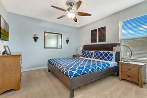 Upstair Loft Premium Home With Pool, Spa & Games! 5 Bedroom Condo