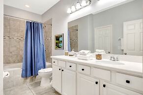 Upstair Loft Premium Home With Pool, Spa & Games! 5 Bedroom Condo