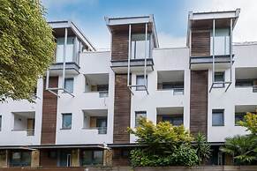 Host Stay Kingscote Townhouse