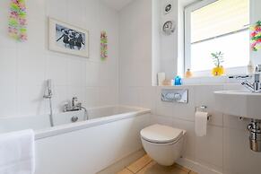 Host Stay Kingscote Townhouse