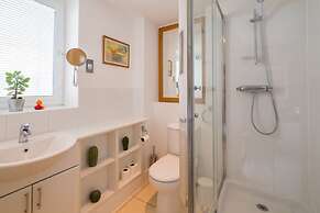 Host Stay Kingscote Townhouse