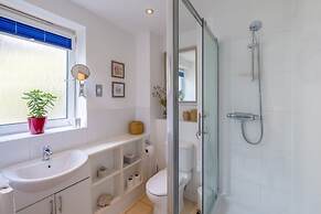 Host Stay Kingscote Townhouse