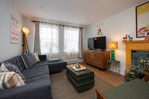 Host Stay Blue Boho at Bristol Gardens