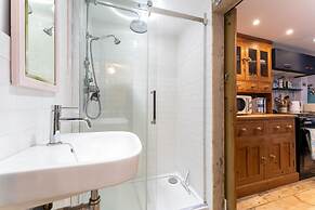 Host Stay The Beams at Frederick Gardens