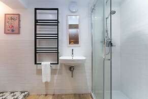 Host Stay The Beams at Frederick Gardens