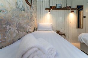 Host Stay The Beams at Frederick Gardens