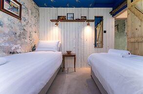 Host Stay The Beams at Frederick Gardens