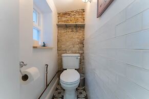 Host Stay The Beams at Frederick Gardens