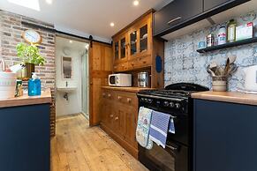 Host Stay The Beams at Frederick Gardens