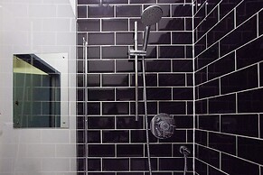 higgihaus 107 Sleeps 4  Monday - Friday