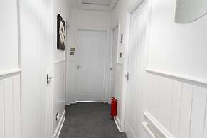 2-bed Flat, Wishaw, Free Parking, Family-friendly