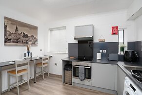 2-bed Flat, Wishaw, Free Parking, Family-friendly