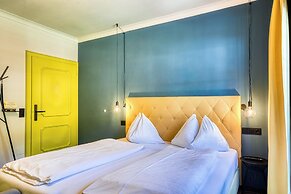 Boutique house happYellow